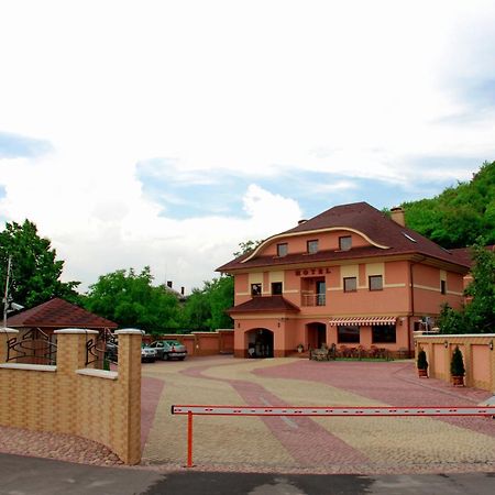 Hotel Magnat Mukaczewo Zewnętrze zdjęcie