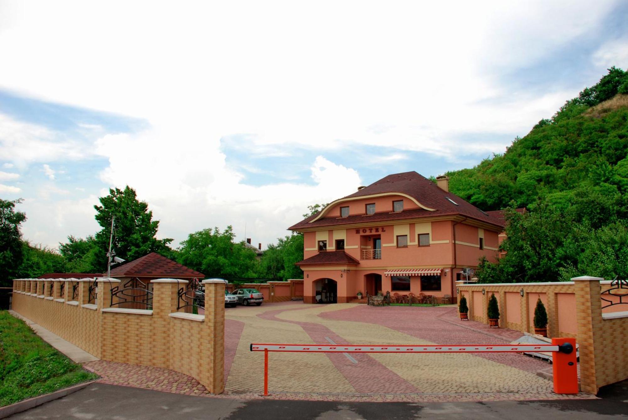 Hotel Magnat Mukaczewo Zewnętrze zdjęcie