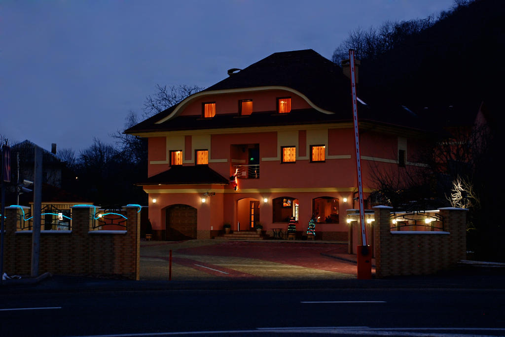 Hotel Magnat Mukaczewo Zewnętrze zdjęcie